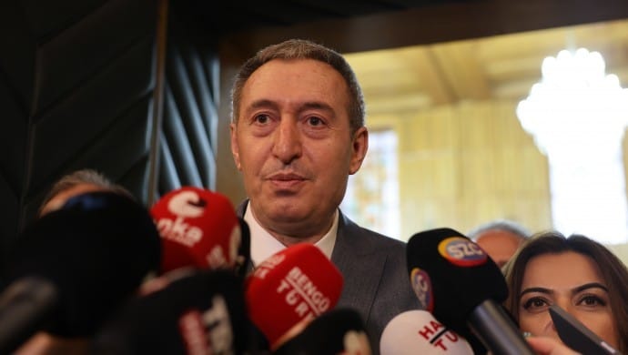 690x390cc-ank-18-02-2025-tuncer-bakirhan-gazeteceler-sorularini-yanitladi2