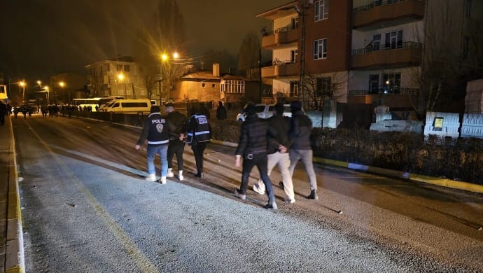 690x390cc-wan-gazeteciler-gozalti1