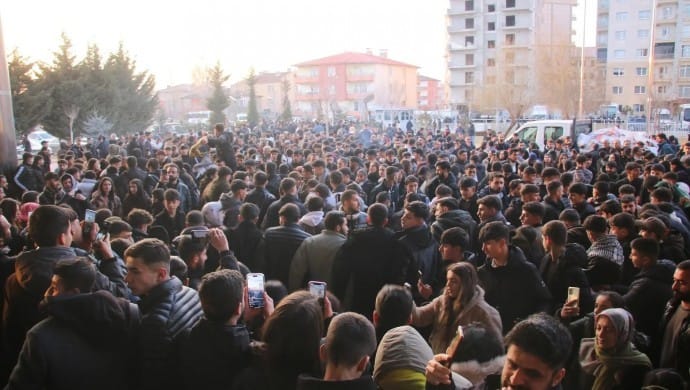 690x390cc-wan-nobet--calakvan-qeyum-protesto-rop