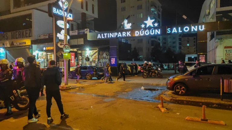 diyarbakirda-dugun-salonu-onunde-silahli-kavga-uc-yarali-auf7