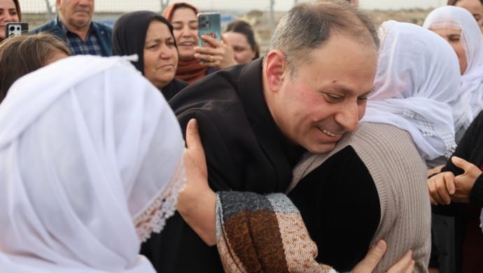 İlhan Dayan 32 yıllık tutsaklığın ardından tahliye edildi. Dayan, “İçerde 32 yıl boyunca bu topraklara gururla ayak basacağımız zaman için yaşadık. Güzel günlerin gelişi de yakın” dedi. 