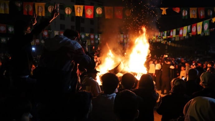 690x390cc-btm-12-03-2025-newroz-atesi-yakildi-korik5