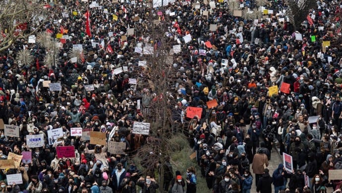 690x390cc-ist-25-03-2025-imamoglu-protestolarinda-tutuklama-karari