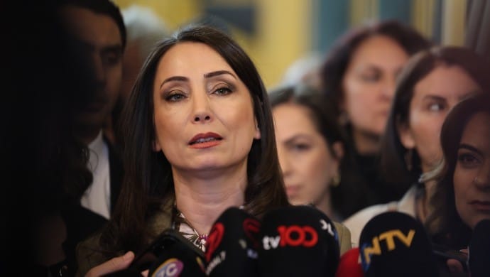 690x390cc-ank-15-04-2025-dem-parti-tulay-hatimogullari-gazeteciler