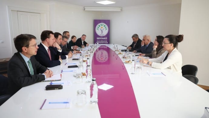 690x390cc-mrk-25-04-2025-almanyadan-heyet-dem-partiye-ziyaret7