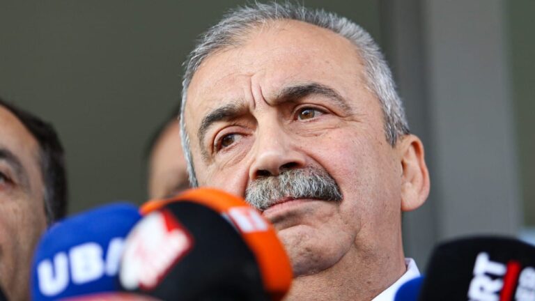 dem-parti-duyurdu-kalp-krizi-geciren-sirri-sureyya-onder-hastaneye-kaldirildi-iust