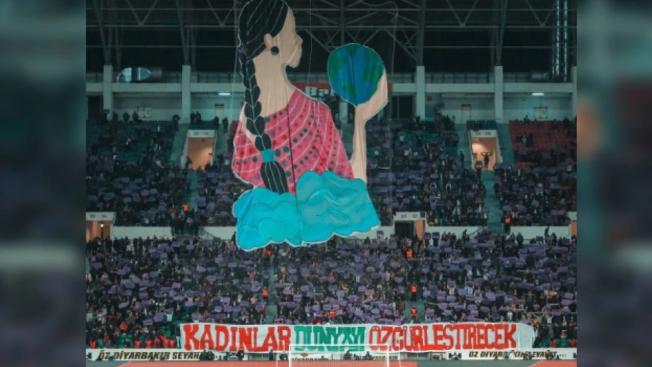 sivassporun-normal-dogum-pankartina-kadinlardan-tepki-yagdi-amedsporun-pankartini-ornek-alin-matu