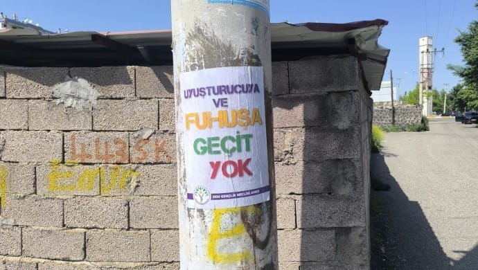 690x390cc-amd-05-05-2025-dem-genclik-meclisinin-fuhusa-gecit-yok-stickerleri-sokuldu2