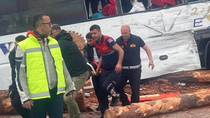 690x390cc-cnkl-10-05-2025-canakkalede-otobus-kazasi