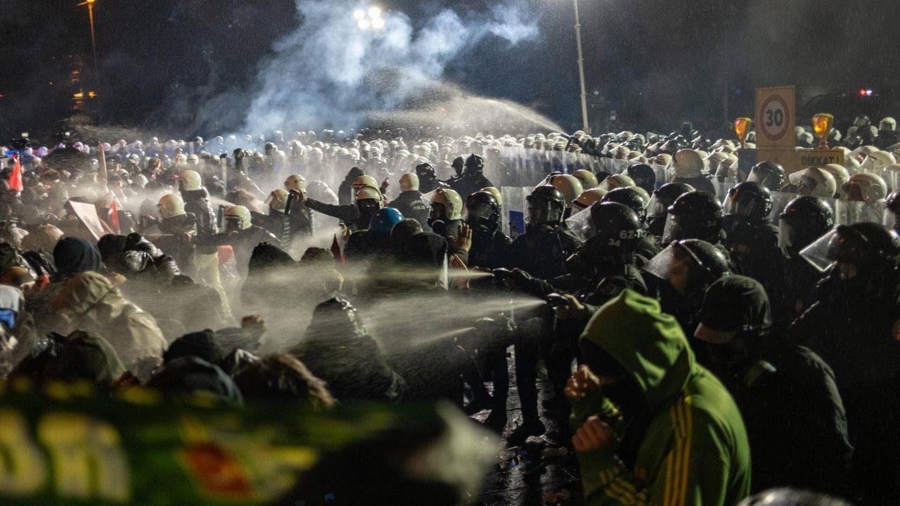 sarachane-eylemleri-68-gundur-tutuklu-bulunan-14-genc-hakim-karsisinda