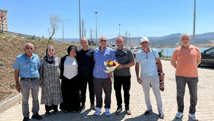 690x390cc-izm-08-07-2025-31-yillik-tutsak-abdullah-aksu-tahliye-oldu2