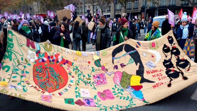 690x390cc-mrk-23-11-2025-paris-onbinlerce-kadin-yurudu2