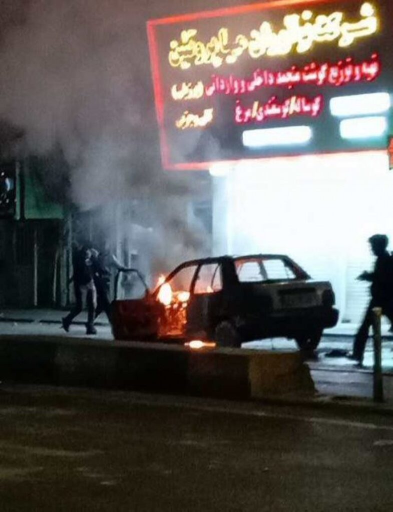 İran’da protestolar yayılıyor. Riyalin döviz karşısında hızla değer kaybetmesi ve artan hayat pahalılığına karşı başlayan protestolar ülke geneline yayılmaya devam ediyor.