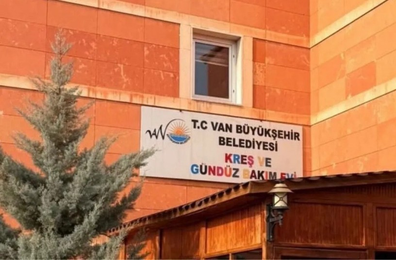 Wan Büyükşehir Belediyesi kayyımı Ozan Balcı, "Perperok Mala Zarokan" yazılı Kürtçe tabelayı indirerek yerine "Kreş ve Gündüz Bakım Evi" yazılı tabelayı astı.   